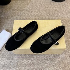The Row 26春夏新款极简单鞋!据说这是本年度最美丽的玛丽珍凉鞋,法式优雅气质在线、高级又时髦,可 The Row 26春夏新款极简单鞋!据说这是本年度最美丽的玛丽珍凉鞋,法式优雅气质在线、高级又时髦,可