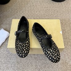 The Row 26春夏新款极简单鞋!据说这是本年度最美丽的玛丽珍凉鞋,法式优雅气质在线、高级又时髦,可 The Row 26春夏新款极简单鞋!据说这是本年度最美丽的玛丽珍凉鞋,法式优雅气质在线、高级又时髦,可
