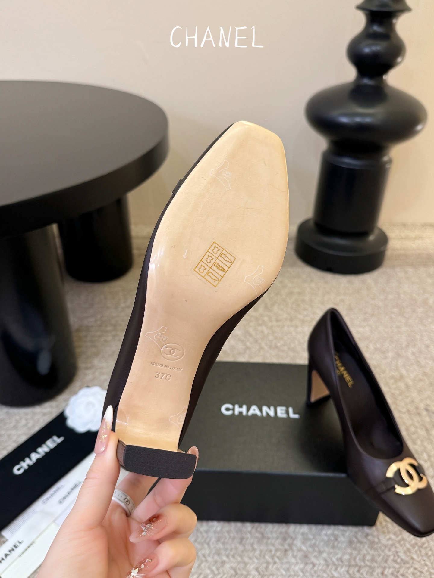 CHANEL小香 26ss 新款跟鞋复古法式优雅感,高级感十足 香奶奶后空玛丽珍凉鞋,最近很火的一双凉鞋 CHANEL小香 26ss 新款跟鞋复古法式优雅感,高级感十足 香奶奶后空玛丽珍凉鞋,最近很火的一双凉鞋