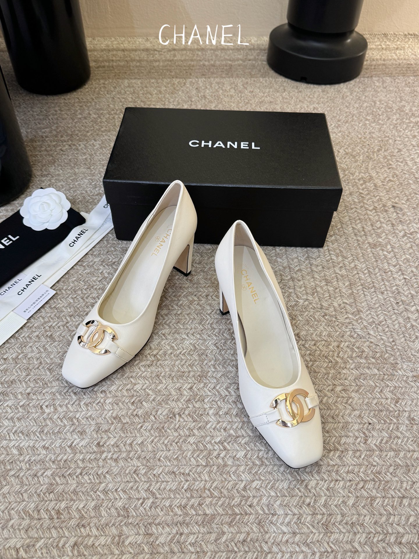 CHANEL小香 26ss 新款跟鞋复古法式优雅感,高级感十足 香奶奶后空玛丽珍凉鞋,最近很火的一双凉鞋 CHANEL小香 26ss 新款跟鞋复古法式优雅感,高级感十足 香奶奶后空玛丽珍凉鞋,最近很火的一双凉鞋