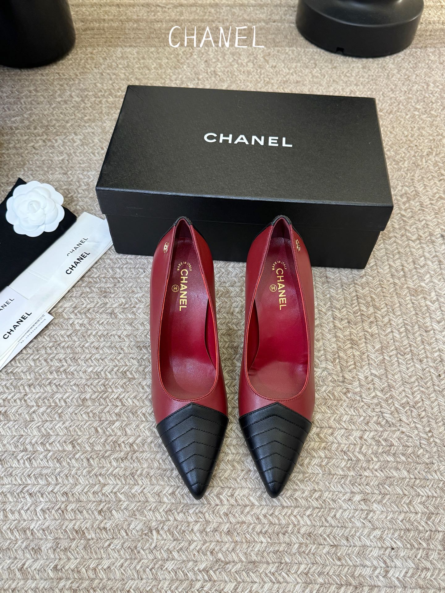 NO:877142,CHANEL Xiaoxiang 26ss new heel shoes, retro French elegance, full of high-end sense. Xiang Grandma's back empty Mary Jane sandals, a pair of sandals that are very popular recently!  The large square toe design directly lengthens the legs!  A very white fairy style. It completely interprets French romance!  The fabric is imported mixed sheepskin, the inner padding sheepskin is soft and delicate, 100% comfortable for the feet, beautiful and super feminine at the same time, Italian genuine leather outsole Size#35-40 (40 can be customized and non-refundable), high-heeled shoes, chanel, sandals, mary jane, high heels, sheepskin, Leather soles19860909CHANEL小香 26ss 新款跟鞋 复古法式优雅感,高级感十足 香奶奶后空玛丽珍凉鞋,最近很火的一双凉鞋！大方头设计直接拉长腿型！很显白的神仙款型.完全诠释法式浪漫！ 面料进口混种羊皮,内里垫脚羊皮,柔软细腻,脚感舒适度百分百,美观的同时又超显女人味,意大利真皮大底 Size#35-40（40 订做不退换）,高跟鞋单鞋,chanel,sandals,mary jane,high heels,sheepskin,Leather soles,Women's Shoes