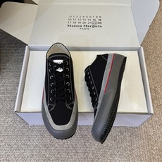 男款➕10Maison Margiela经典帆布鞋,简约设计+高品质帆布,灰色橡胶鞋头和鞋底,耐用又舒适 男款➕10Maison Margiela经典帆布鞋,简约设计+高品质帆布,灰色橡胶鞋头和鞋底,耐用又舒适