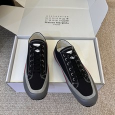 男款➕10Maison Margiela经典帆布鞋,简约设计+高品质帆布,灰色橡胶鞋头和鞋底,耐用又舒适 男款➕10Maison Margiela经典帆布鞋,简约设计+高品质帆布,灰色橡胶鞋头和鞋底,耐用又舒适