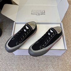 男款➕10Maison Margiela经典帆布鞋,简约设计+高品质帆布,灰色橡胶鞋头和鞋底,耐用又舒适 男款➕10Maison Margiela经典帆布鞋,简约设计+高品质帆布,灰色橡胶鞋头和鞋底,耐用又舒适