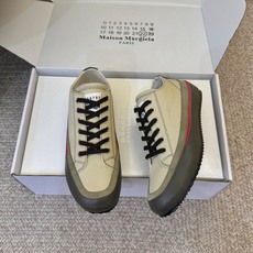 男款➕10Maison Margiela经典帆布鞋,简约设计+高品质帆布,灰色橡胶鞋头和鞋底,耐用又舒适 男款➕10Maison Margiela经典帆布鞋,简约设计+高品质帆布,灰色橡胶鞋头和鞋底,耐用又舒适