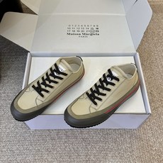 男款➕10Maison Margiela经典帆布鞋,简约设计+高品质帆布,灰色橡胶鞋头和鞋底,耐用又舒适 男款➕10Maison Margiela经典帆布鞋,简约设计+高品质帆布,灰色橡胶鞋头和鞋底,耐用又舒适