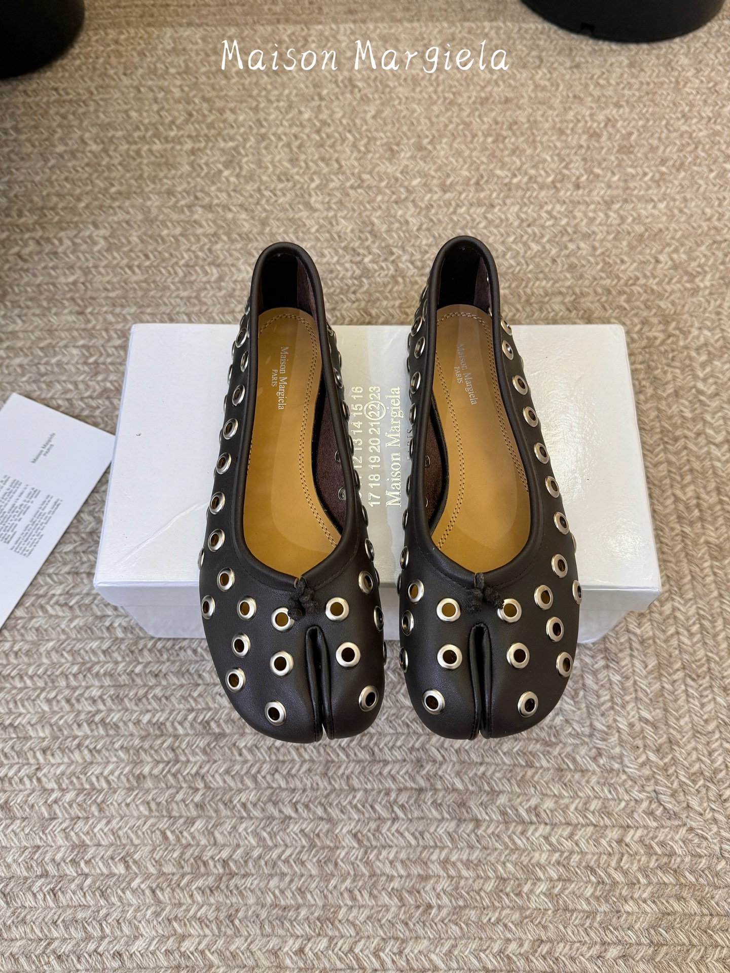 NO:877117,MM6 classic split-toe shoes. Cute, versatile and comfortable style. Highly wearable item for all seasons. Imported cowhide fabric/sheepskin tiptoe. Genuine leather outsole. Size35-39 40 41 custom-made, split-toe shoes, masion margiela, cowhide, sheepskin, Leather soles19860909MM6经典分指鞋 丑萌丑萌的百搭舒适型 穿搭率超高的四季单品 进口牛皮面料/羊皮踮脚 真皮大底. Size35-39 40 41定做,分趾鞋,masion margiela,cowhide,sheepskin,Leather soles,Women's Shoes