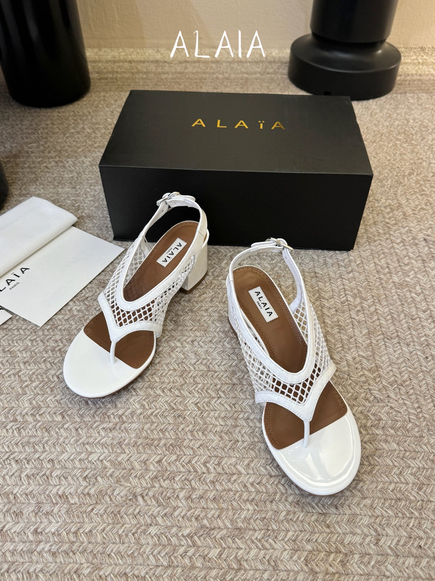 ALAÏ*26ss夏季新款网面夹趾凉鞋ALAÏA 网面夹趾凉鞋,以品牌标志性的网面设计为核心亮点,将利落 ALAÏ*26ss夏季新款网面夹趾凉鞋ALAÏA 网面夹趾凉鞋,以品牌标志性的网面设计为核心亮点,将利落
