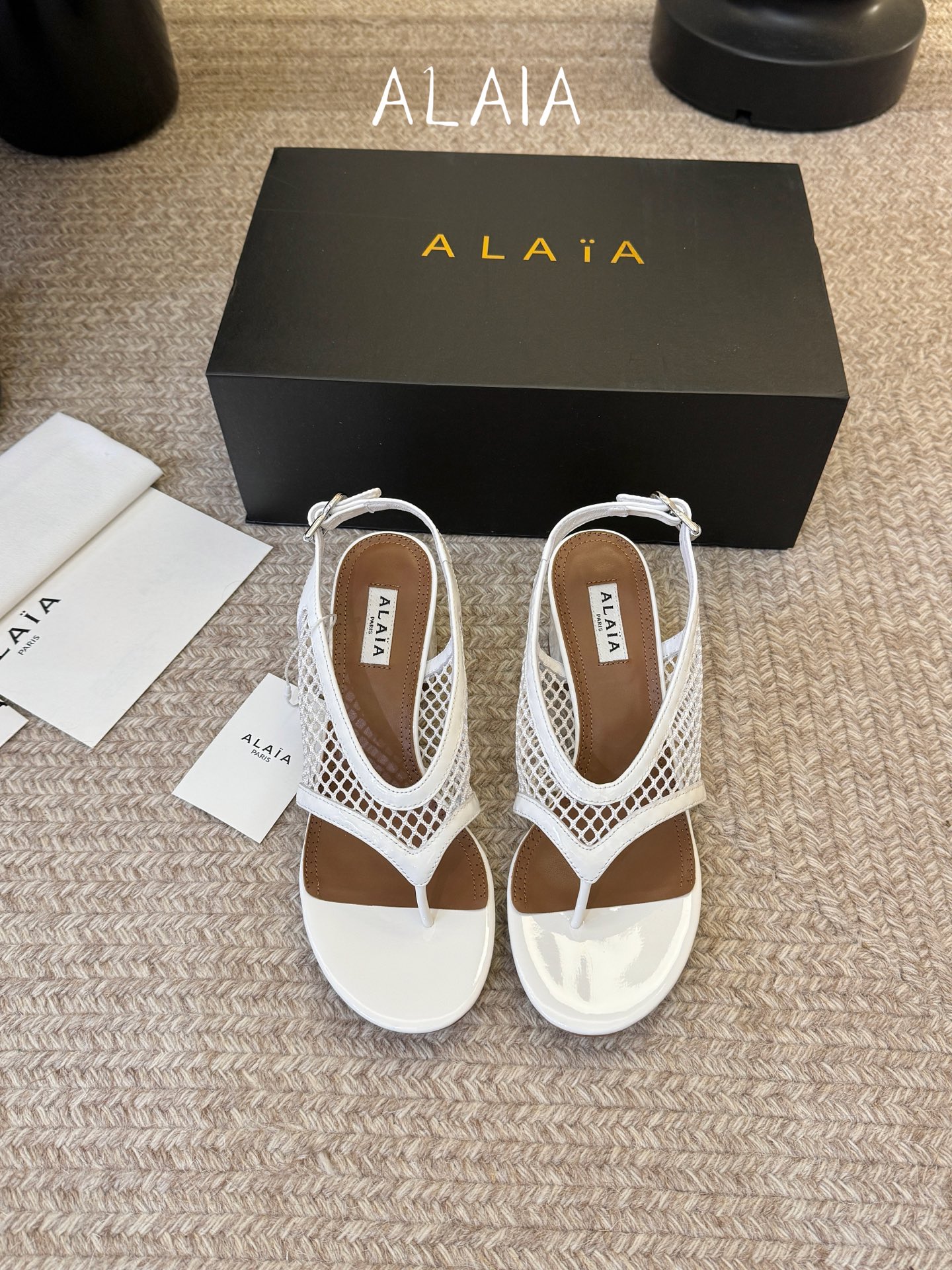 ALAÏ*26ss夏季新款网面夹趾凉鞋ALAÏA 网面夹趾凉鞋，以品牌标志性的网面设计为核心亮点，将利落