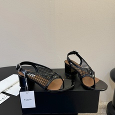 ALAÏ*26ss夏季新款网面夹趾凉鞋ALAÏA 网面夹趾凉鞋,以品牌标志性的网面设计为核心亮点,将利落 ALAÏ*26ss夏季新款网面夹趾凉鞋ALAÏA 网面夹趾凉鞋,以品牌标志性的网面设计为核心亮点,将利落