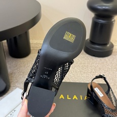 ALAÏ*26ss夏季新款网面夹趾凉鞋ALAÏA 网面夹趾凉鞋,以品牌标志性的网面设计为核心亮点,将利落 ALAÏ*26ss夏季新款网面夹趾凉鞋ALAÏA 网面夹趾凉鞋,以品牌标志性的网面设计为核心亮点,将利落