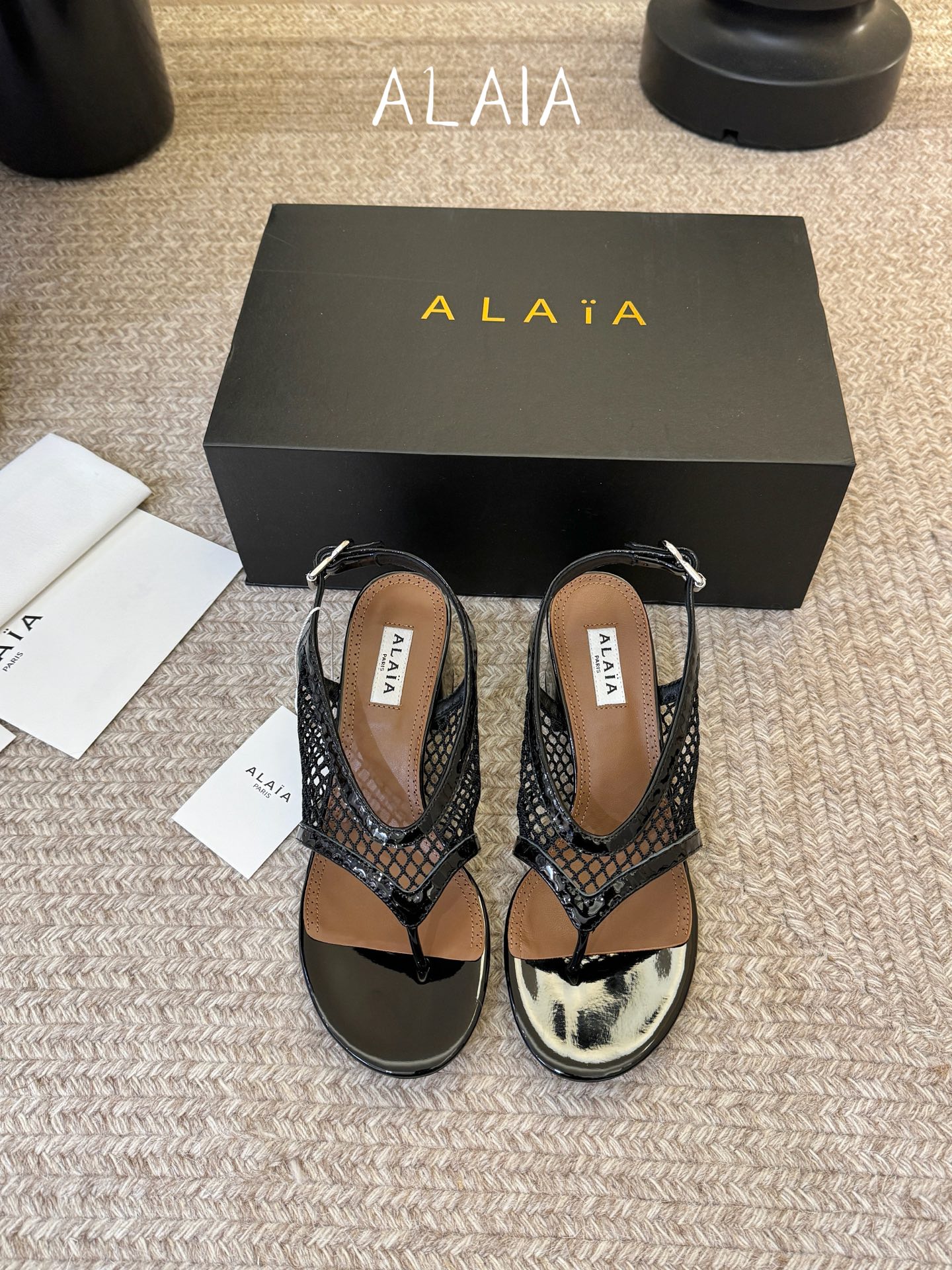 ALAÏ*26ss夏季新款网面夹趾凉鞋ALAÏA 网面夹趾凉鞋，以品牌标志性的网面设计为核心亮点，将利落