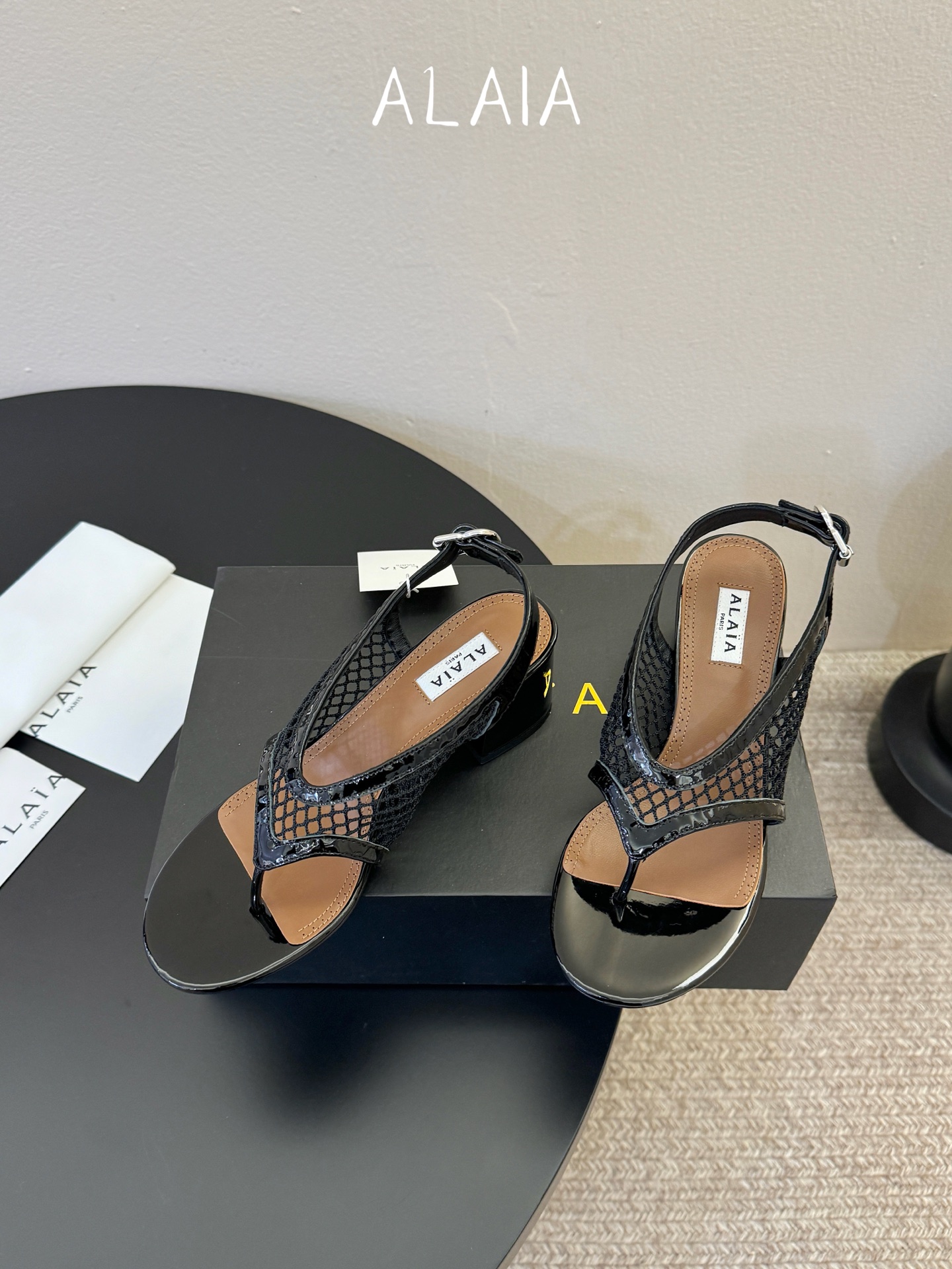 ALAÏ*26ss夏季新款网面夹趾凉鞋ALAÏA 网面夹趾凉鞋,以品牌标志性的网面设计为核心亮点,将利落 ALAÏ*26ss夏季新款网面夹趾凉鞋ALAÏA 网面夹趾凉鞋,以品牌标志性的网面设计为核心亮点,将利落