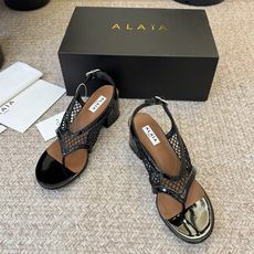 ALAÏ*26ss夏季新款网面夹趾凉鞋ALAÏA 网面夹趾凉鞋,以品牌标志性的网面设计为核心亮点,将利落 ALAÏ*26ss夏季新款网面夹趾凉鞋ALAÏA 网面夹趾凉鞋,以品牌标志性的网面设计为核心亮点,将利落