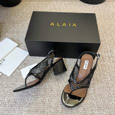 ALAÏ*26ss夏季新款网面夹趾凉鞋ALAÏA 网面夹趾凉鞋,以品牌标志性的网面设计为核心亮点,将利落 ALAÏ*26ss夏季新款网面夹趾凉鞋ALAÏA 网面夹趾凉鞋,以品牌标志性的网面设计为核心亮点,将利落