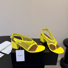 ALAÏ*26ss夏季新款网面夹趾凉鞋ALAÏA 网面夹趾凉鞋,以品牌标志性的网面设计为核心亮点,将利落 ALAÏ*26ss夏季新款网面夹趾凉鞋ALAÏA 网面夹趾凉鞋,以品牌标志性的网面设计为核心亮点,将利落