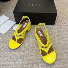 ALAÏ*26ss夏季新款网面夹趾凉鞋ALAÏA 网面夹趾凉鞋,以品牌标志性的网面设计为核心亮点,将利落 ALAÏ*26ss夏季新款网面夹趾凉鞋ALAÏA 网面夹趾凉鞋,以品牌标志性的网面设计为核心亮点,将利落