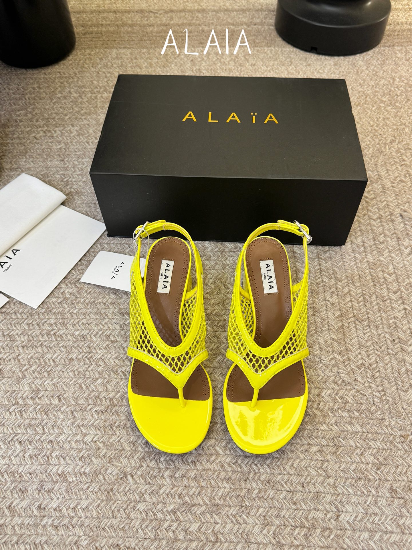 ALAÏ*26ss夏季新款网面夹趾凉鞋ALAÏA 网面夹趾凉鞋，以品牌标志性的网面设计为核心亮点，将利落
