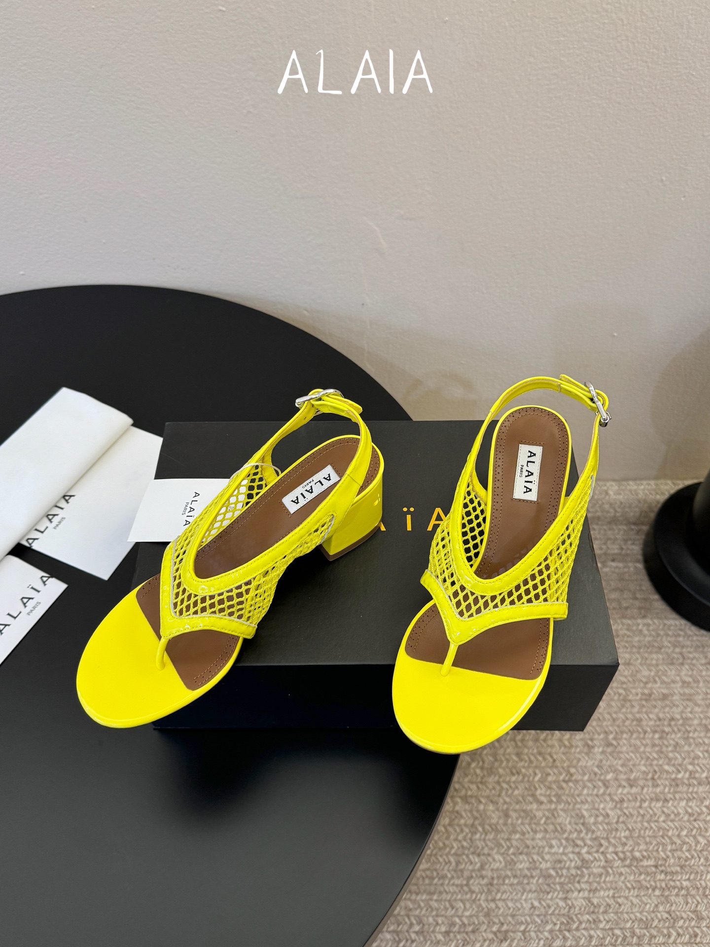 ALAÏ*26ss夏季新款网面夹趾凉鞋ALAÏA 网面夹趾凉鞋,以品牌标志性的网面设计为核心亮点,将利落 ALAÏ*26ss夏季新款网面夹趾凉鞋ALAÏA 网面夹趾凉鞋,以品牌标志性的网面设计为核心亮点,将利落