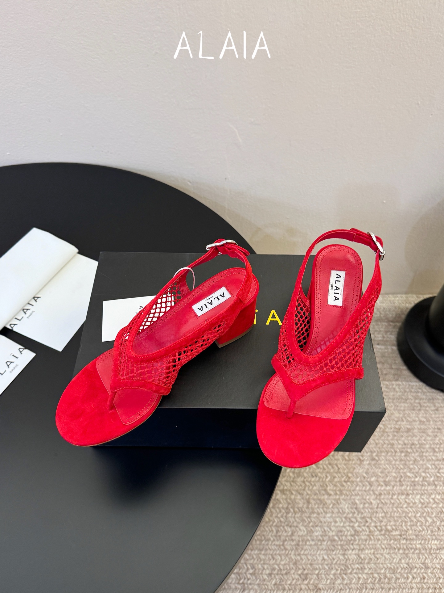 ALAÏ*26ss夏季新款网面夹趾凉鞋ALAÏA 网面夹趾凉鞋,以品牌标志性的网面设计为核心亮点,将利落 ALAÏ*26ss夏季新款网面夹趾凉鞋ALAÏA 网面夹趾凉鞋,以品牌标志性的网面设计为核心亮点,将利落