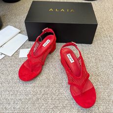ALAÏ*26ss夏季新款网面夹趾凉鞋ALAÏA 网面夹趾凉鞋,以品牌标志性的网面设计为核心亮点,将利落 ALAÏ*26ss夏季新款网面夹趾凉鞋ALAÏA 网面夹趾凉鞋,以品牌标志性的网面设计为核心亮点,将利落