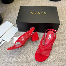 ALAÏ*26ss夏季新款网面夹趾凉鞋ALAÏA 网面夹趾凉鞋,以品牌标志性的网面设计为核心亮点,将利落 ALAÏ*26ss夏季新款网面夹趾凉鞋ALAÏA 网面夹趾凉鞋,以品牌标志性的网面设计为核心亮点,将利落