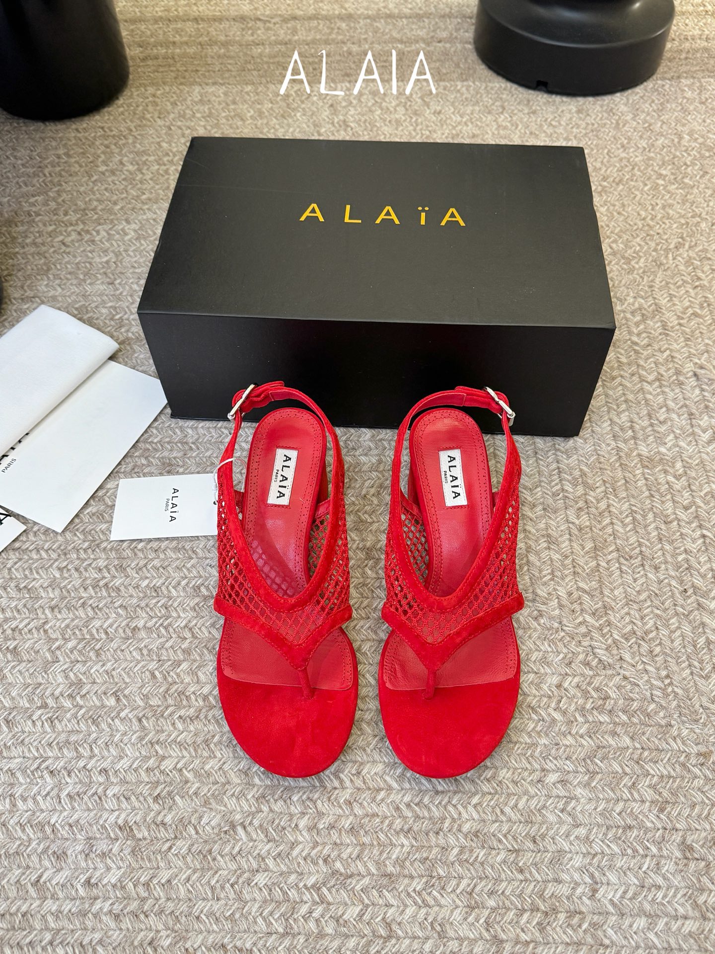ALAÏ*26ss夏季新款网面夹趾凉鞋ALAÏA 网面夹趾凉鞋，以品牌标志性的网面设计为核心亮点，将利落