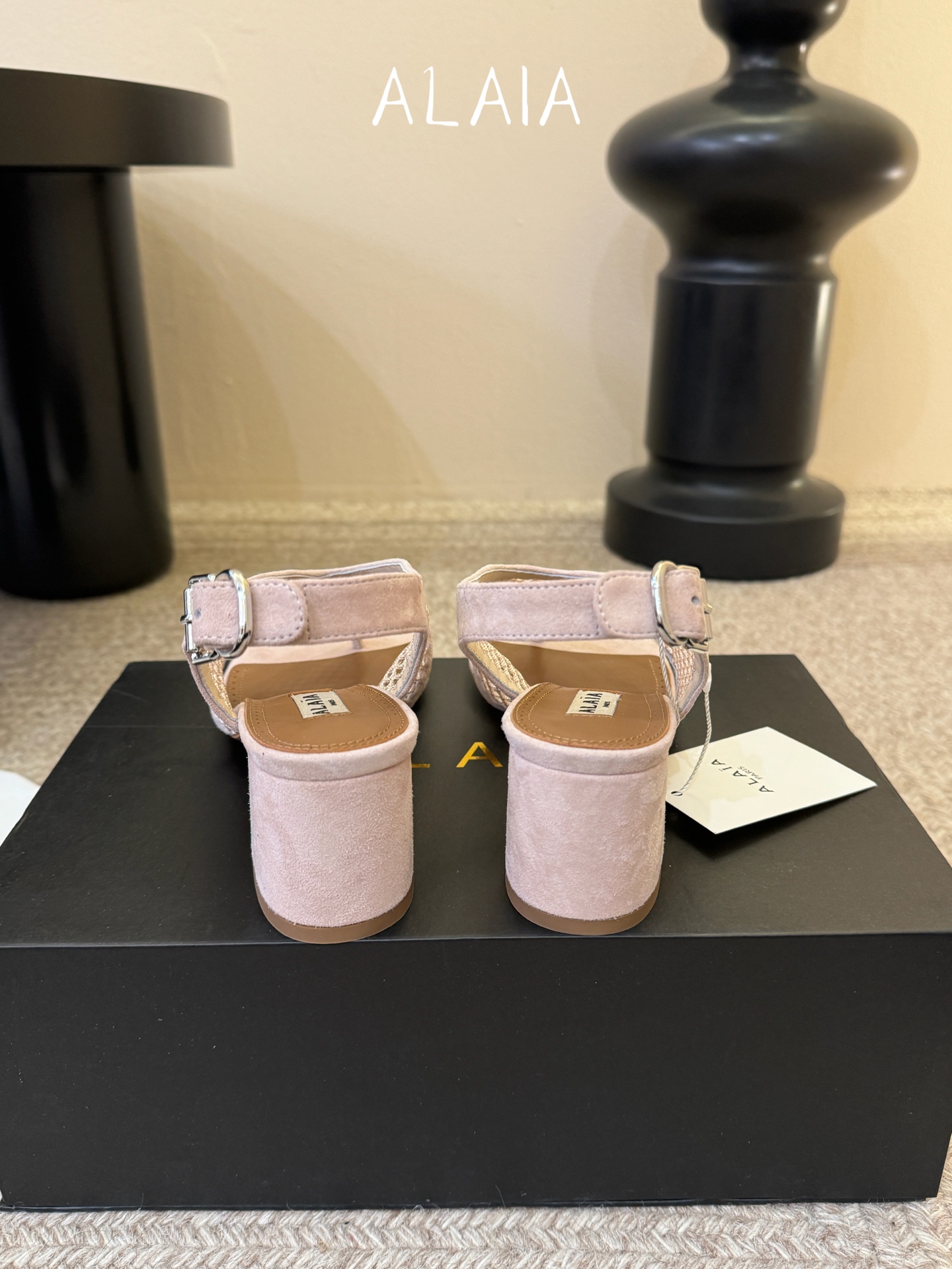 ALAÏ*26ss夏季新款网面夹趾凉鞋ALAÏA 网面夹趾凉鞋,以品牌标志性的网面设计为核心亮点,将利落 ALAÏ*26ss夏季新款网面夹趾凉鞋ALAÏA 网面夹趾凉鞋,以品牌标志性的网面设计为核心亮点,将利落