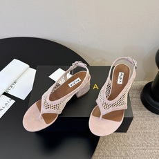 ALAÏ*26ss夏季新款网面夹趾凉鞋ALAÏA 网面夹趾凉鞋,以品牌标志性的网面设计为核心亮点,将利落 ALAÏ*26ss夏季新款网面夹趾凉鞋ALAÏA 网面夹趾凉鞋,以品牌标志性的网面设计为核心亮点,将利落