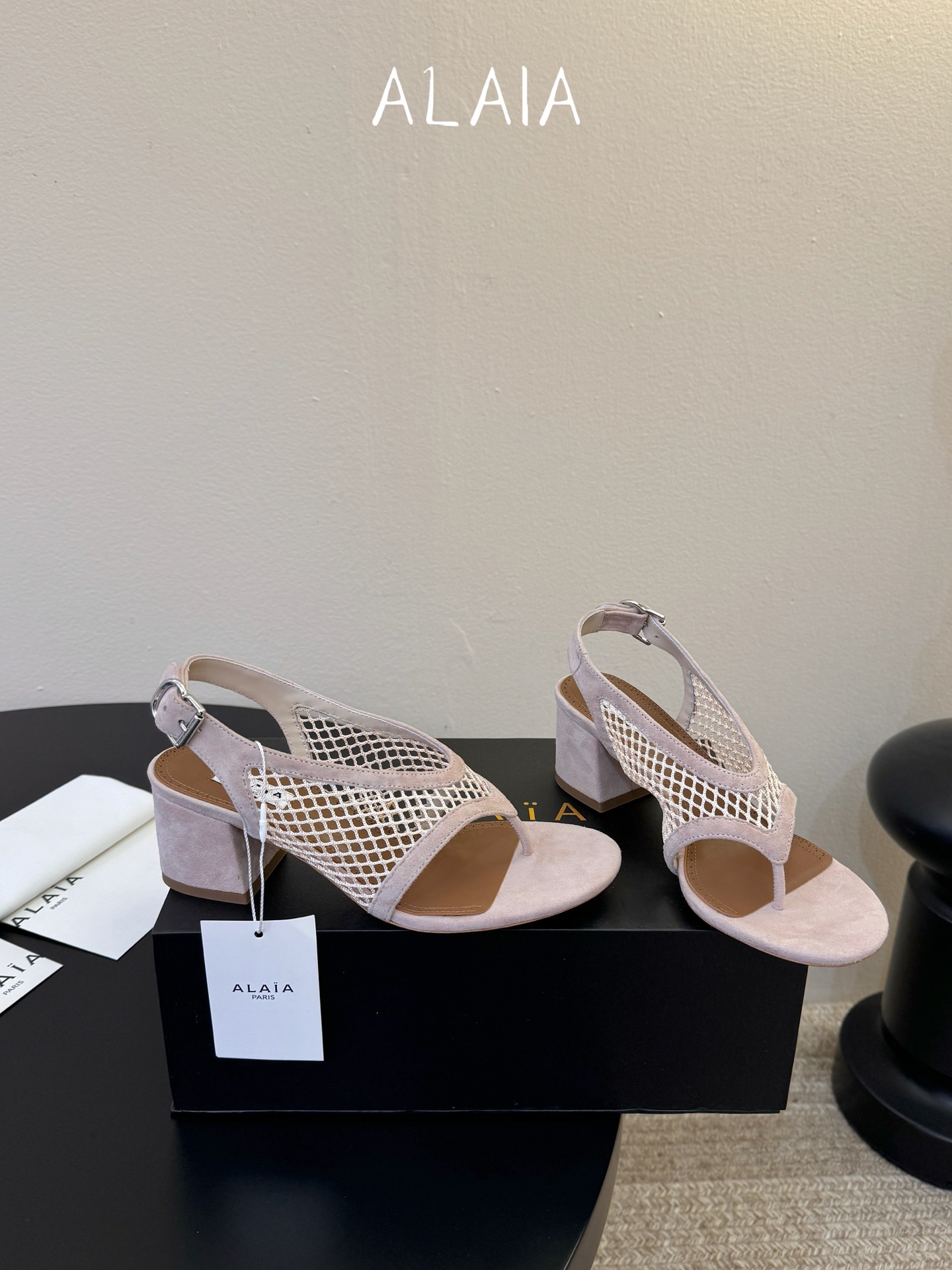ALAÏ*26ss夏季新款网面夹趾凉鞋ALAÏA 网面夹趾凉鞋,以品牌标志性的网面设计为核心亮点,将利落 ALAÏ*26ss夏季新款网面夹趾凉鞋ALAÏA 网面夹趾凉鞋,以品牌标志性的网面设计为核心亮点,将利落