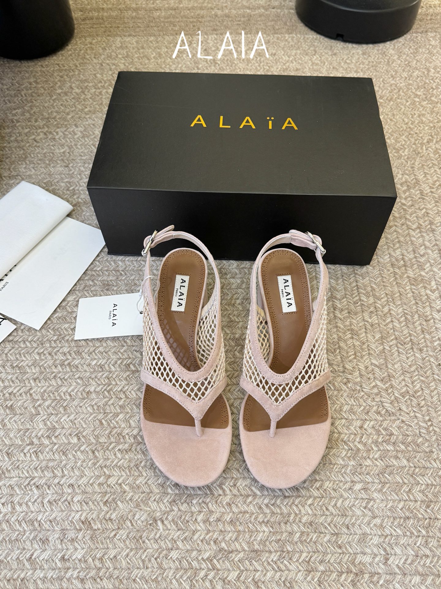 ALAÏ*26ss夏季新款网面夹趾凉鞋ALAÏA 网面夹趾凉鞋，以品牌标志性的网面设计为核心亮点，将利落