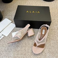 ALAÏ*26ss夏季新款网面夹趾凉鞋ALAÏA 网面夹趾凉鞋,以品牌标志性的网面设计为核心亮点,将利落 ALAÏ*26ss夏季新款网面夹趾凉鞋ALAÏA 网面夹趾凉鞋,以品牌标志性的网面设计为核心亮点,将利落