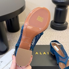 ALAÏ*26ss夏季新款网面夹趾凉鞋ALAÏA 网面夹趾凉鞋,以品牌标志性的网面设计为核心亮点,将利落 ALAÏ*26ss夏季新款网面夹趾凉鞋ALAÏA 网面夹趾凉鞋,以品牌标志性的网面设计为核心亮点,将利落