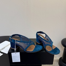 ALAÏ*26ss夏季新款网面夹趾凉鞋ALAÏA 网面夹趾凉鞋,以品牌标志性的网面设计为核心亮点,将利落 ALAÏ*26ss夏季新款网面夹趾凉鞋ALAÏA 网面夹趾凉鞋,以品牌标志性的网面设计为核心亮点,将利落