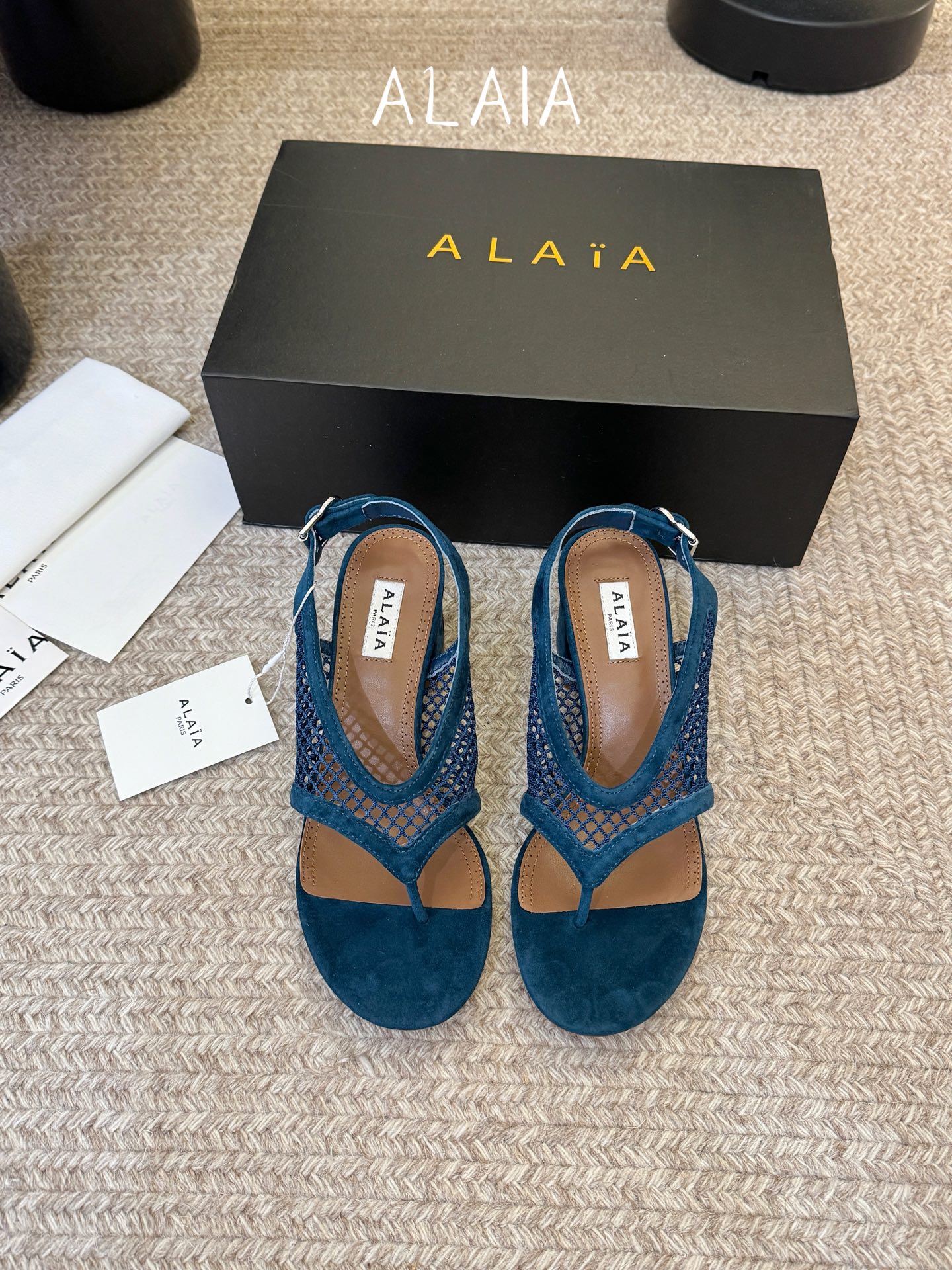 NO:877110,ALA*26ss new summer mesh thong sandals ALAA mesh thong sandals, with the brand's iconic mesh design as the core highlight, cleverly integrate clean lines and breathable texture, interpreting a French style that is both cool and feminine. Whether paired with simple denim items, drapey wide-leg pants, or neat summer skirts, they can be easily adapted, injecting a neat and fashionable atmosphere into daily wear, and adapting to a variety of scene needs. Upper Yangjing/Net  Outsole original molded outsole size 35-41 (customized sizes 40 and 41 are non-returnable), split-toe shoes, sandals, skirts, sheep19860909ALA*26ss夏季新款网面夹趾凉鞋 ALAA 网面夹趾凉鞋,以品牌标志性的网面设计为核心亮点,将利落线条与透气质感巧妙融合,演绎出兼具酷感与柔美的法式风格. 无论是搭配简约牛仔单品、垂坠感阔腿裤,还是利落的夏日裙装,都能轻松适配,为日常穿搭注入利落又时髦的氛围,适配多种场景需求. 鞋面羊京/网 大底原版开模大底 size35-41码（40、41码定制不退换）,分趾鞋,sandals,skirts,sheep,Women's Shoes