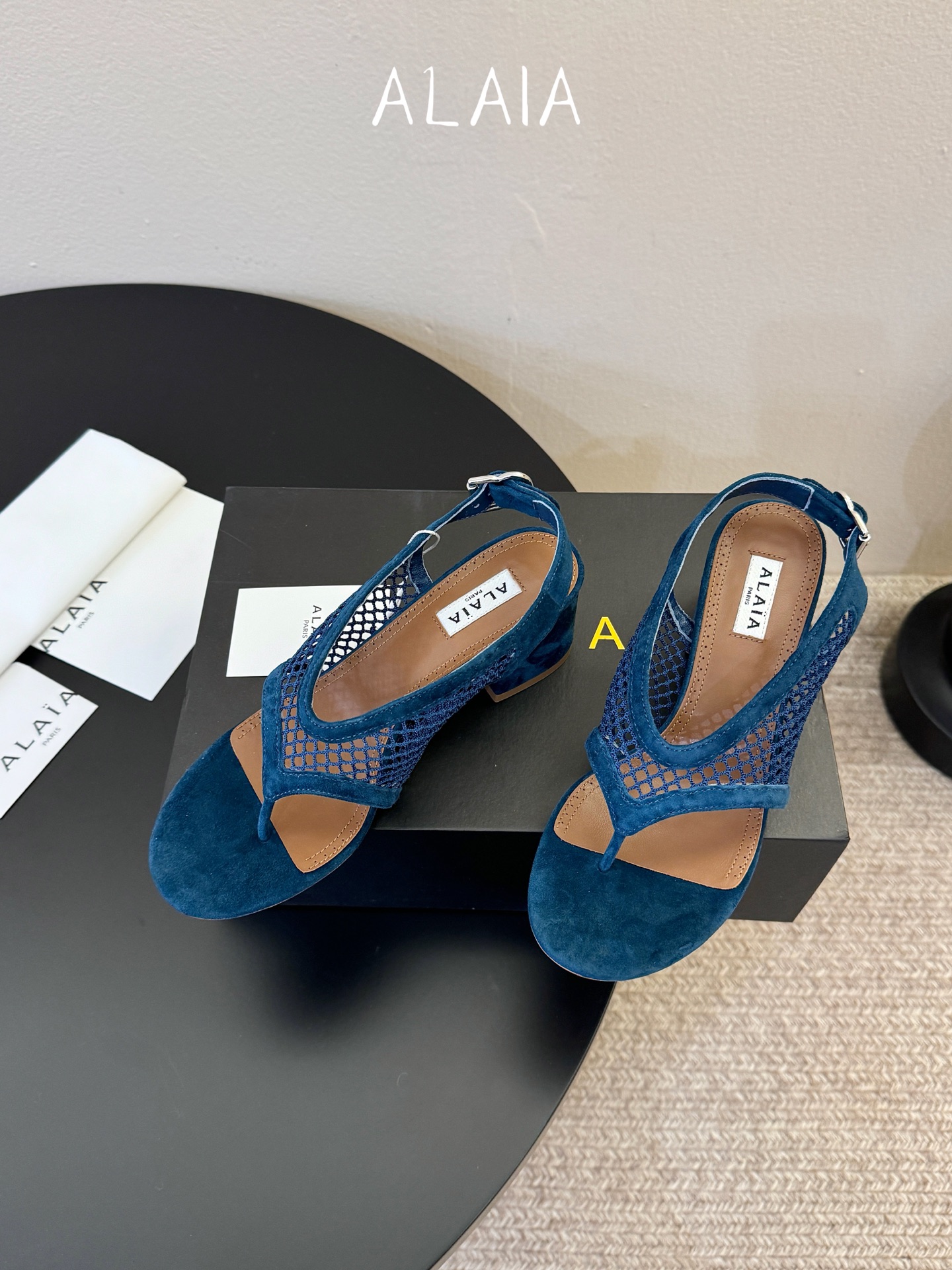 ALAÏ*26ss夏季新款网面夹趾凉鞋ALAÏA 网面夹趾凉鞋,以品牌标志性的网面设计为核心亮点,将利落 ALAÏ*26ss夏季新款网面夹趾凉鞋ALAÏA 网面夹趾凉鞋,以品牌标志性的网面设计为核心亮点,将利落