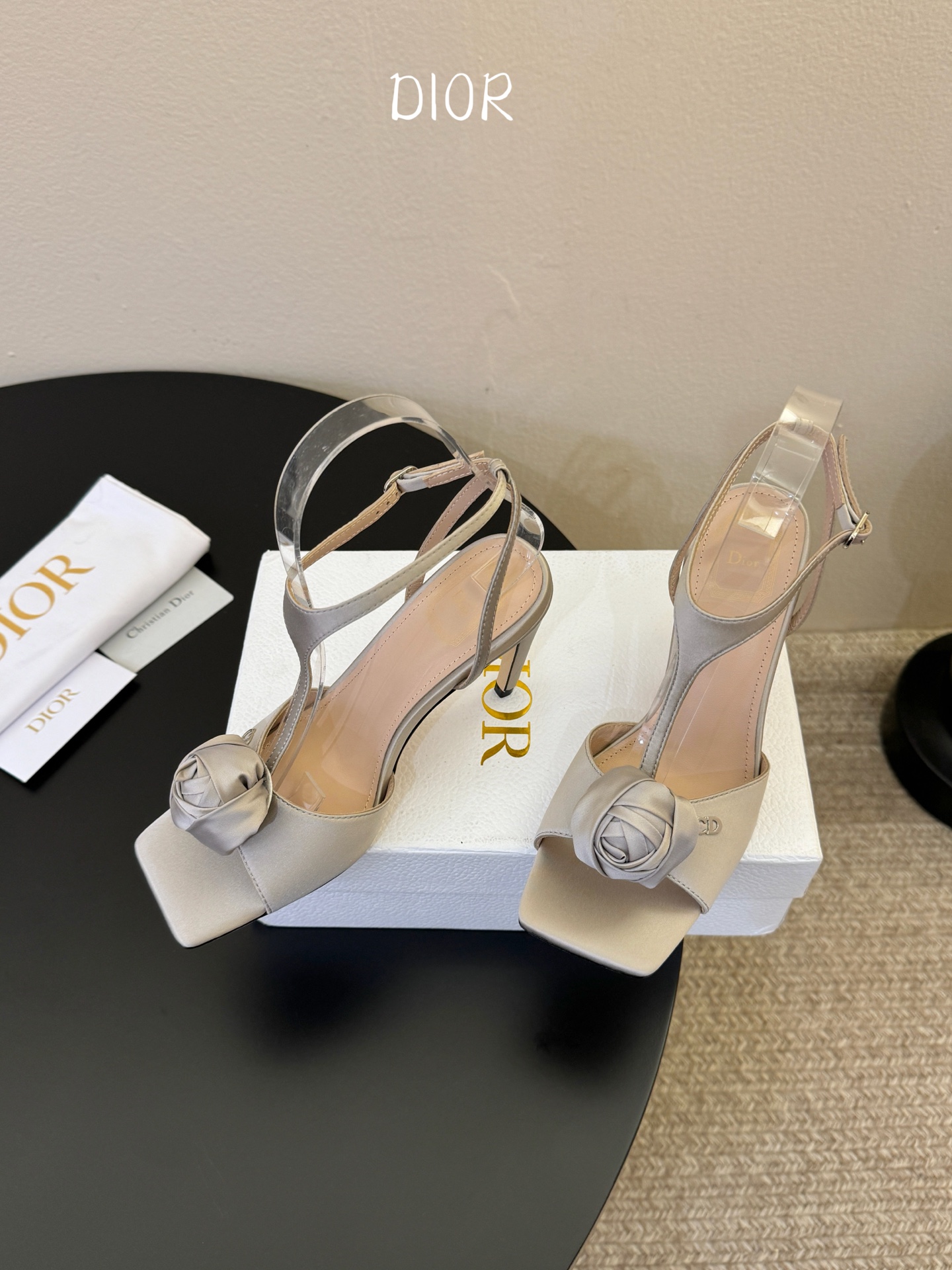 Dio*26SS春夏新款方头高跟凉鞋这双鞋自带一种「不费力的精致感」，把经典的品牌标识和优雅的尖头廓形揉