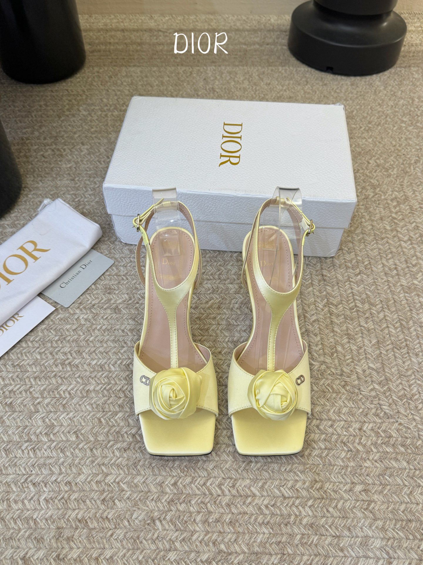 NO:877087,Dio*26SS new spring and summer square-toe high-heeled sandals. This pair of shoes has a sense of 'effortless sophistication'. It perfectly combines the classic brand logo with the elegant pointed silhouette. It is a versatile style that can never go wrong in the wardrobe. Wear it for daily commuting. The neat lines can instantly raise the waistline. Paired with suit pants, you will be a capable working heroine. Paired with a straight skirt, you can instantly become a gentle and intellectual urban beauty. There is no choice in style.  The feeling on the foot is amazing, the shape of the shoe fits the shape of the foot, and the feet will not be tired after walking for a long time. The design of the heel can also lock the ankle firmly without worrying about slipping, taking into account both good looks and comfort. Velvet upper, sheepskin lining, Italian genuine leather outsole, size 35-42 (customized sizes 40, 41, and 42 are non-refundable). Heel height 9cm, high-heeled sandals, dior, sandals, high heels, skirts, business  suit,sheepskin,leather soles19860909Dio*26SS春夏新款方头高跟凉鞋 这双鞋自带一种「不费力的精致感」,把经典的品牌标识和优雅的尖头廓形揉合得恰到好处,是衣柜里永远不会出错的百搭款.日常通勤穿它,利落的线条能瞬间拉高腰线,搭配西装裤是干练的职场大女主,搭配直筒半裙又能秒变温柔知性的都市丽人,完全不挑穿搭风格. 上脚的脚感很惊喜,鞋型贴合脚型,久走也不会累脚,后跟的设计也能稳稳锁住脚踝,不用担心滑落,兼顾了好看和舒适. 鞋面丝绒 内里羊皮 大底意大利真皮大底 size35-42码（40、41、42码定制不退换） 跟高9cm,高跟鞋凉鞋,dior,sandals,high heels,skirts,business suit,sheepskin,Leather soles,Women's Shoes