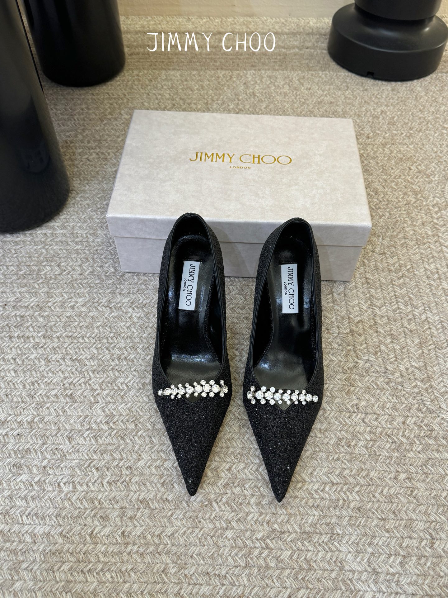 Jimmy Cho*26ss夏季新款闪钻尖头细跟高跟鞋自带星光氛围感的闪钻尖头细跟高跟鞋，利落的尖头剪裁