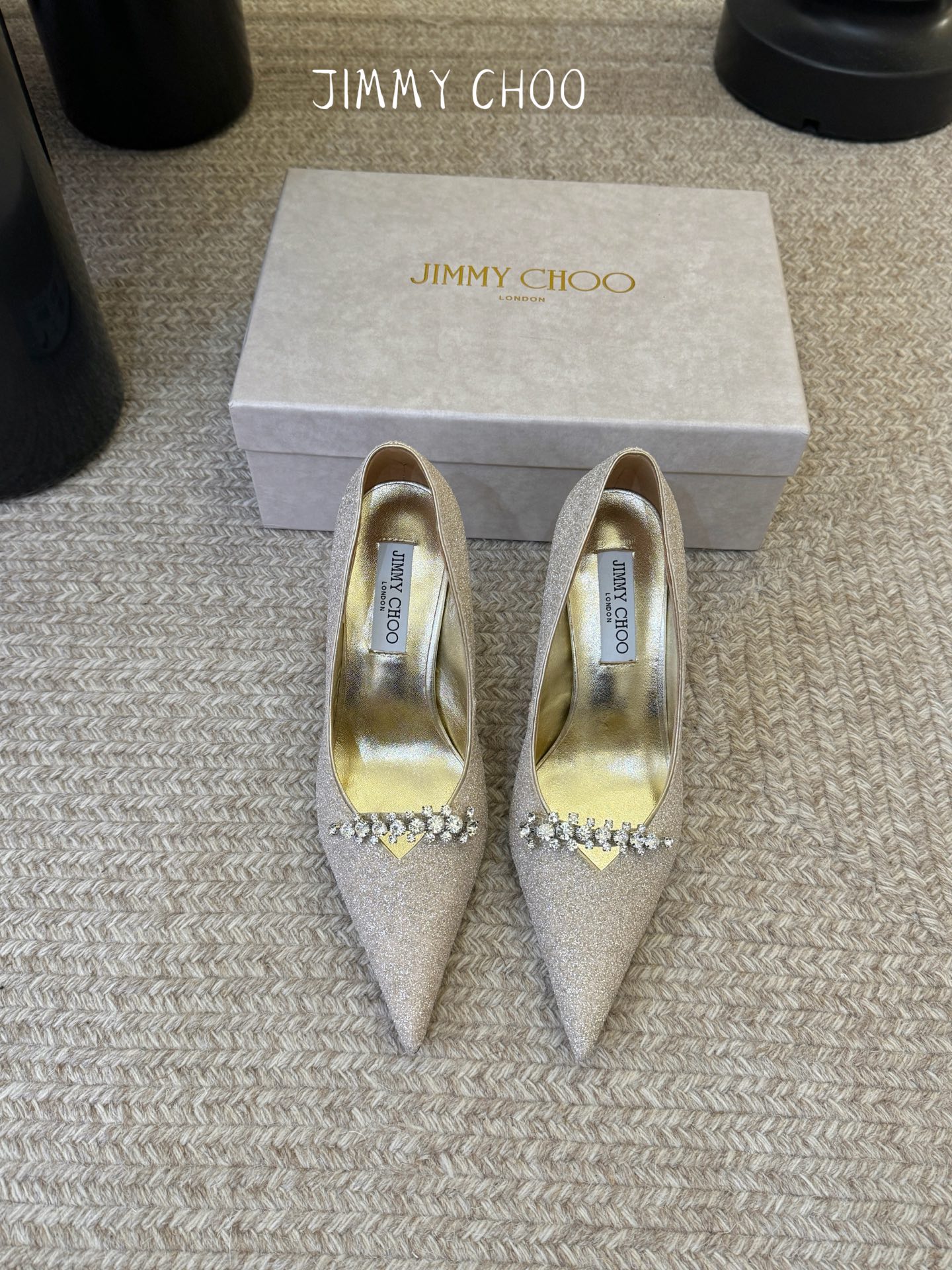 NO:877068,Jimmy Cho*26ss new summer style sparkling diamond pointed-toe stiletto high-heeled shoes. Sparkling diamond pointed-toe stiletto high-heeled shoes with a starry atmosphere. The neat pointed toe is paired with an upper full of fine glitter. The toe is embellished with exquisite rhinestone chains. It has an elegant and dazzling temperament and is suitable for a variety of occasions and styles. It can be easily worn with a dress or dress for a dinner party. It can also be paired with suit trousers or a straight skirt to create a smart and sophisticated commuting look, making it easy to control different scenes. The upper is Grete  Sheepskin lining, Italian genuine leather outsole, size 35-42 (customized sizes 40, 41, 42 are non-refundable), heel height 9cm, single shoes, jimmy choo, high heels, skirts, business suit, sheepskin, Leather soles19860909Jimmy Cho*26ss夏季新款闪钻尖头细跟高跟鞋 自带星光氛围感的闪钻尖头细跟高跟鞋,利落的尖头剪裁搭配满布细闪的鞋面,鞋头点缀精致的水钻饰链,自带优雅又耀眼的气质感,适配多种场合与穿搭风格. 搭配礼服或连衣裙能轻松hold住晚宴聚会,搭配西装裤或直筒裙也能打造干练精致的通勤造型,轻松驾驭不同场景. 鞋面格力特 内里羊皮 大底意大利真皮大底 size35-42码（40、41、42码定制不退换） 跟高9cm,单鞋,jimmy choo,high heels,skirts,business suit,sheepskin,Leather soles,Women's Shoes