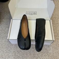 褶面平底 Maison Margiel*26ss夏季新款分趾低跟单鞋自带慵懒氛围感的分趾褶皱平底单鞋,打 褶面平底 Maison Margiel*26ss夏季新款分趾低跟单鞋自带慵懒氛围感的分趾褶皱平底单鞋,打