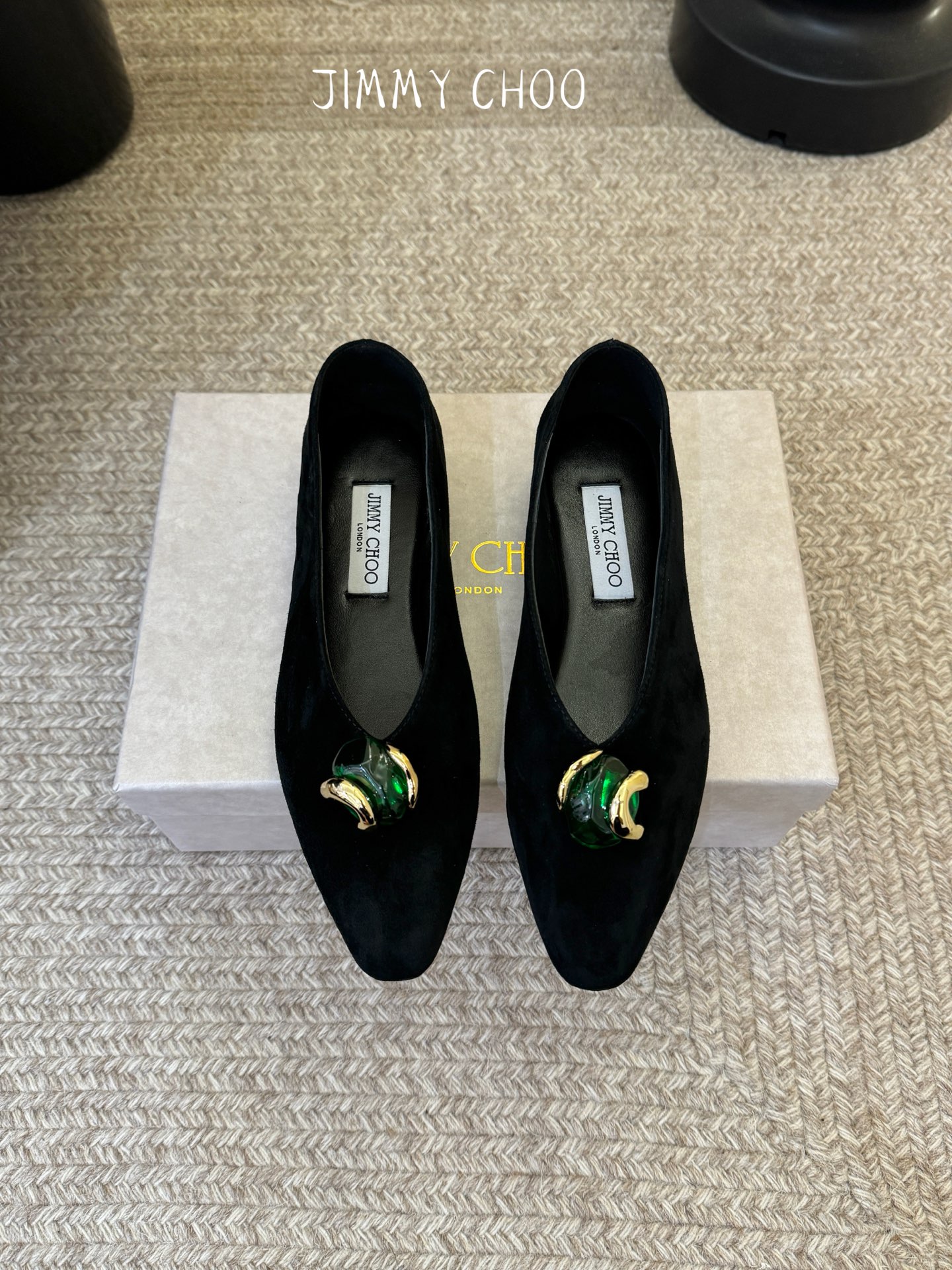 NO:877074,Jimmy Cho*26ss new summer style jewel-button pointed-toe flat shoes are jewel-button pointed-toe flat shoes with a noble atmosphere. The soft pointed-toe shoe shape is matched with the exquisite jewel buckle on the toe. It has an elegant and retro sense of nobility. It can be easily adapted to daily wear suit pants or straight jeans. It can be worn with a dress or skirt for a gentle lady style, and it can also be used for commuting to create a refined and neat sense of wear. The upper is made of sheep suede.  Sheepskin lining, Italian genuine leather outsole, sizes 35-42 (customized sizes 40, 41, 42 are not returnable), single shoes, jimmy choo, skirts, jeans, business suit, sheepskin, Leather soles19860909Jimmy Cho*26ss夏季新款宝石扣尖头平底单鞋 自带贵气氛围感的宝石扣尖头平底单鞋,柔润的尖头鞋型搭配鞋头精致的宝石扣饰,自带优雅复古的贵气感,不挑风格也不挑搭配. 日常穿西装裤或直筒牛仔裤都能轻松适配,搭配连衣裙或半裙更能穿出温柔名媛风,也能驾驭通勤装打造精致利落的穿搭感. 鞋面羊反绒 内里羊皮 大底意大利真皮大底 size35-42码（40、41、42码定制不退换）,单鞋,jimmy choo,skirts,jeans,business suit,sheepskin,Leather soles,Women's Shoes