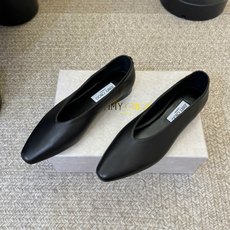 Jimmy Cho*26ss夏季新款尖头简约平底单鞋带清冷高级感的尖头平底单鞋,利落的尖头剪裁搭配柔和的 Jimmy Cho*26ss夏季新款尖头简约平底单鞋带清冷高级感的尖头平底单鞋,利落的尖头剪裁搭配柔和的