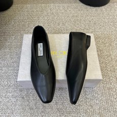 Jimmy Cho*26ss夏季新款尖头简约平底单鞋带清冷高级感的尖头平底单鞋,利落的尖头剪裁搭配柔和的 Jimmy Cho*26ss夏季新款尖头简约平底单鞋带清冷高级感的尖头平底单鞋,利落的尖头剪裁搭配柔和的