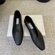 Jimmy Cho*26ss夏季新款尖头简约平底单鞋带清冷高级感的尖头平底单鞋,利落的尖头剪裁搭配柔和的 Jimmy Cho*26ss夏季新款尖头简约平底单鞋带清冷高级感的尖头平底单鞋,利落的尖头剪裁搭配柔和的