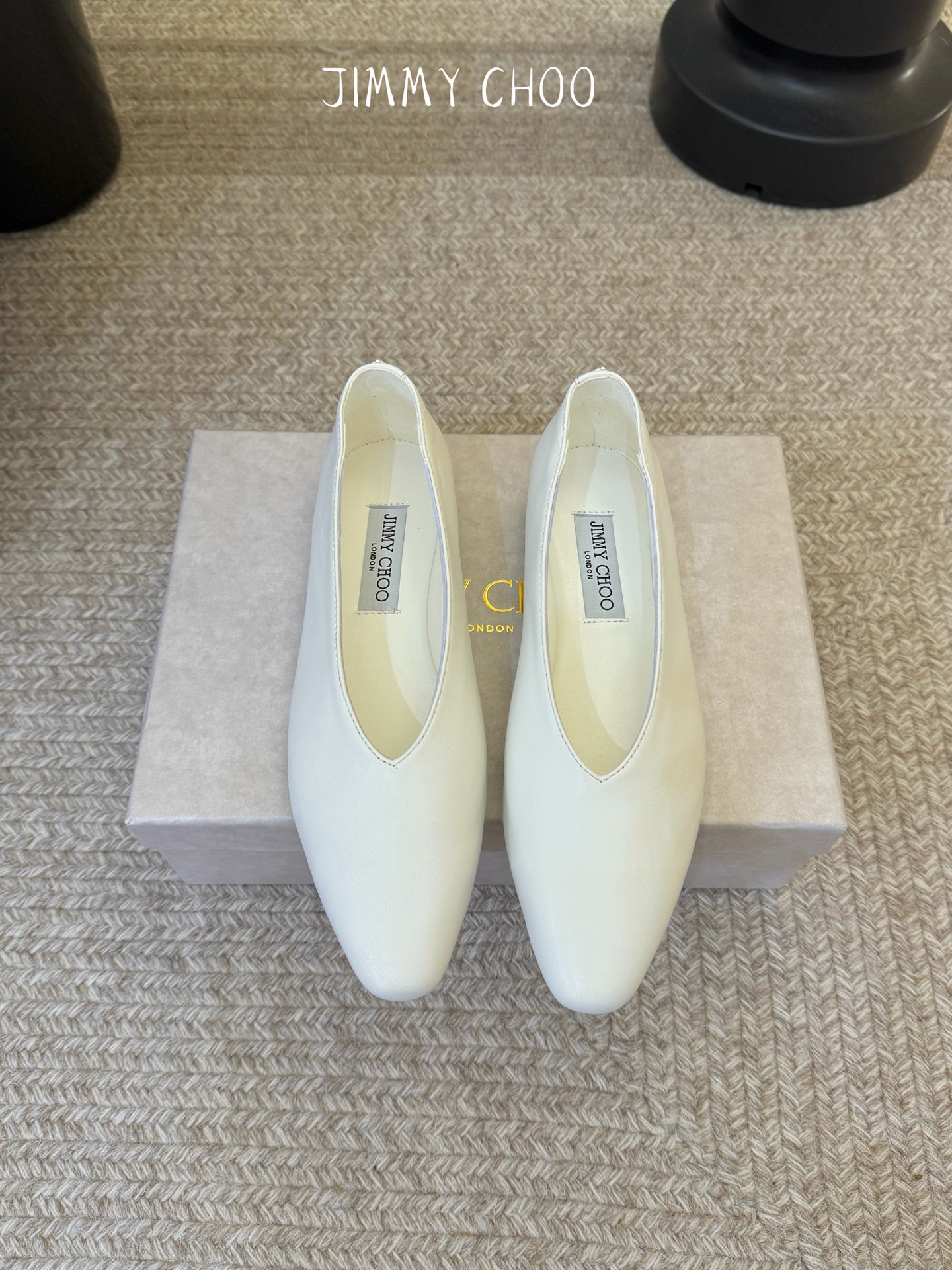 NO:877081,Jimmy Cho*26ss summer new pointed toe simple flat shoes. Pointed toe flat shoes with a cool and high-end feel. The neat pointed toe cut is matched with soft shallow lines. It has a refined and elegant atmosphere. It does not choose style or matching. It can be easily adapted to daily wear suit pants or straight jeans. It can be worn with a skirt to create a gentle commuting style, or it can be used in casual wear to create a casual and relaxed feeling. Sheepskin upper, sheepskin lining, outsole, Italian leather outsole  size 35-42 (customized sizes 40, 41, and 42 are non-refundable), single shoes, jimmy choo, skirts, jeans, business suit, sheepskin, Leather soles19860909Jimmy Cho*26ss夏季新款尖头简约平底单鞋 带清冷高级感的尖头平底单鞋,利落的尖头剪裁搭配柔和的浅口线条,自带精致优雅的氛围感,不挑风格也不挑搭配. 日常穿西装裤或直筒牛仔裤都能轻松适配,搭配半裙更能穿出温柔通勤风,也能驾驭休闲装打造随性松弛的穿搭感. 鞋面羊皮 内里羊皮 大底意大利真皮大底 size35-42码（40、41、42码定制不退换）,单鞋,jimmy choo,skirts,jeans,business suit,sheepskin,Leather soles,Women's Shoes