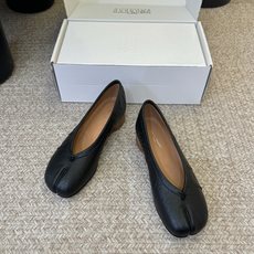 褶面带根Maison Margiel*26ss夏季新款分趾低跟单鞋自带慵懒氛围感的分趾褶皱平底单鞋,打破 褶面带根Maison Margiel*26ss夏季新款分趾低跟单鞋自带慵懒氛围感的分趾褶皱平底单鞋,打破