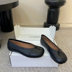 褶面平底 Maison Margiel*26ss夏季新款分趾低跟单鞋自带慵懒氛围感的分趾褶皱平底单鞋,打 褶面平底 Maison Margiel*26ss夏季新款分趾低跟单鞋自带慵懒氛围感的分趾褶皱平底单鞋,打