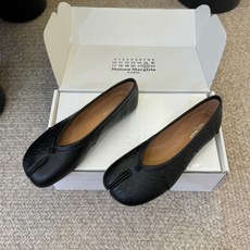 褶面平底 Maison Margiel*26ss夏季新款分趾低跟单鞋自带慵懒氛围感的分趾褶皱平底单鞋,打 褶面平底 Maison Margiel*26ss夏季新款分趾低跟单鞋自带慵懒氛围感的分趾褶皱平底单鞋,打