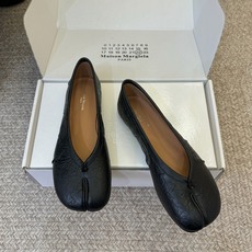 褶面平底 Maison Margiel*26ss夏季新款分趾低跟单鞋自带慵懒氛围感的分趾褶皱平底单鞋,打 褶面平底 Maison Margiel*26ss夏季新款分趾低跟单鞋自带慵懒氛围感的分趾褶皱平底单鞋,打